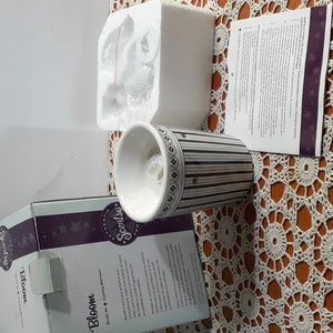 Scentsy Plug in warmer "Bloom"